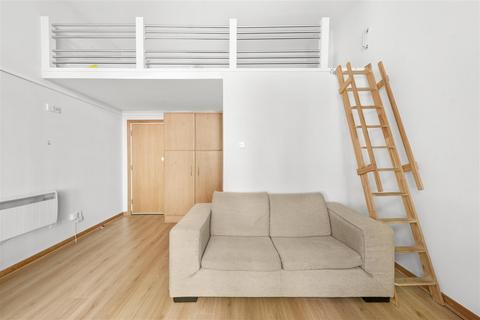 Studio to rent, Linden Gardens, London W2
