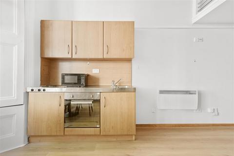 Studio to rent, Linden Gardens, London W2