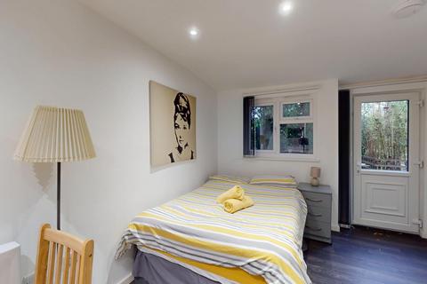 Studio to rent, Blenheim Gardens, London NW2