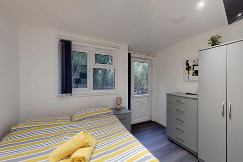 Studio to rent, Blenheim Gardens, London NW2