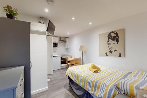 Studio to rent, Blenheim Gardens, London NW2