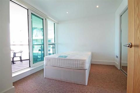 2 bedroom flat to rent, St. George Wharf, London SW8