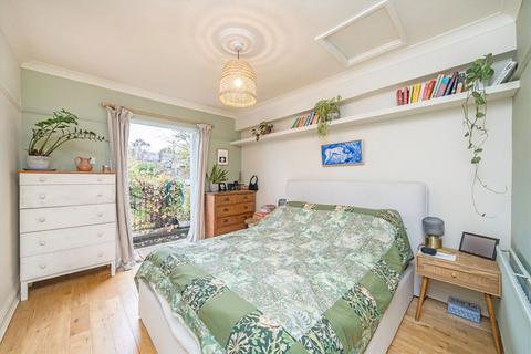 2 bedroom flat to rent, Ferme Park Road, London N8