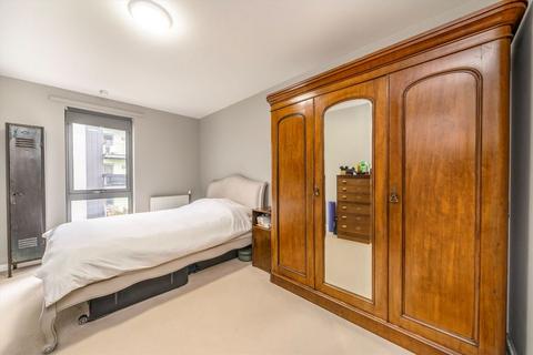 2 bedroom flat to rent, Martineau Square, London E1