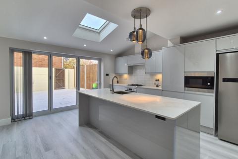 3 bedroom terraced house to rent, Yeomans Mews, Isleworth, TW7