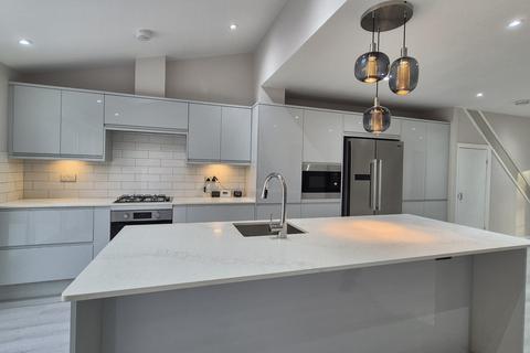 3 bedroom terraced house to rent, Yeomans Mews, Isleworth, TW7