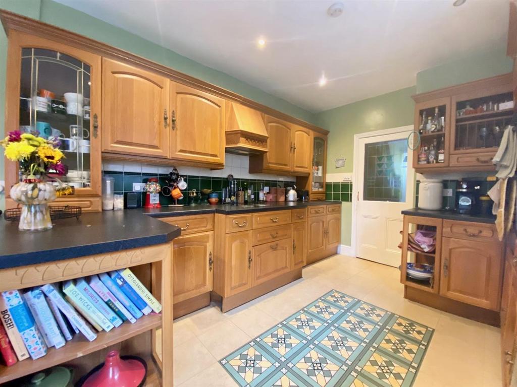 Kitchen 2.jpg