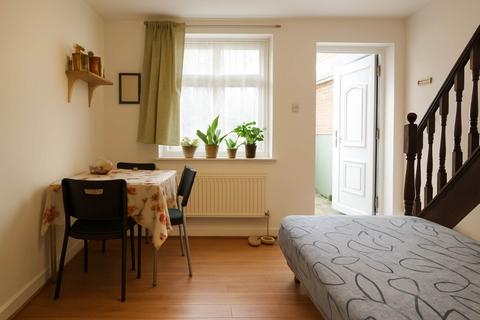 1 bedroom maisonette to rent, Sycamore Avenue, London