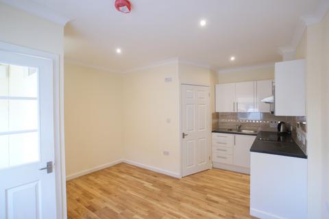 Studio to rent, Molesey Road, Hersham KT12