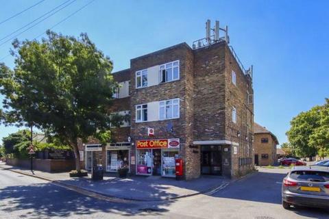 Studio to rent, Molesey Road, Hersham KT12