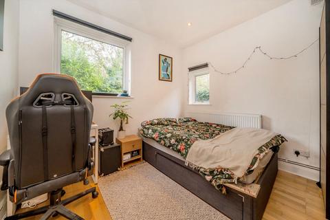 3 bedroom flat for sale, Shoot Up Hill, London NW2