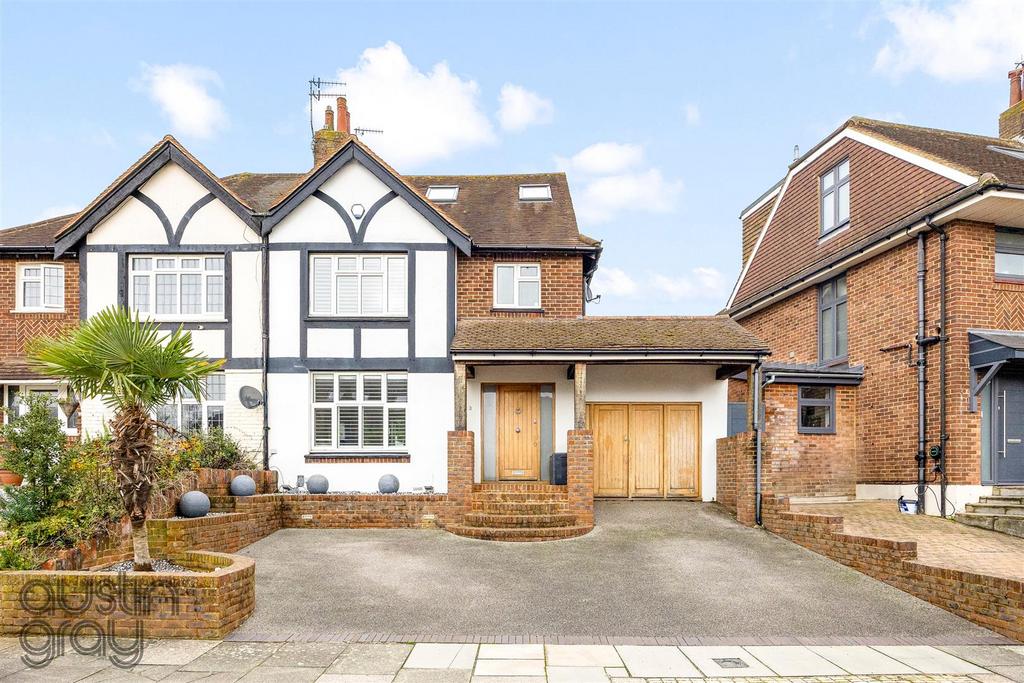 Sandringham Close, 13-023.JPG