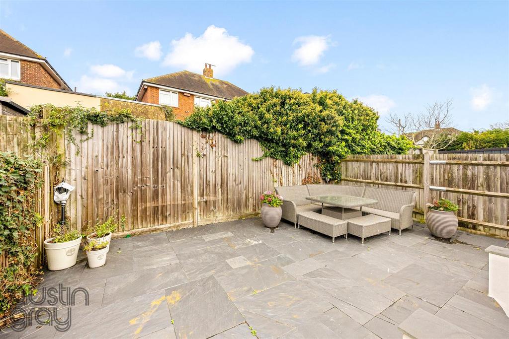 Sandringham Close, 13-021.JPG