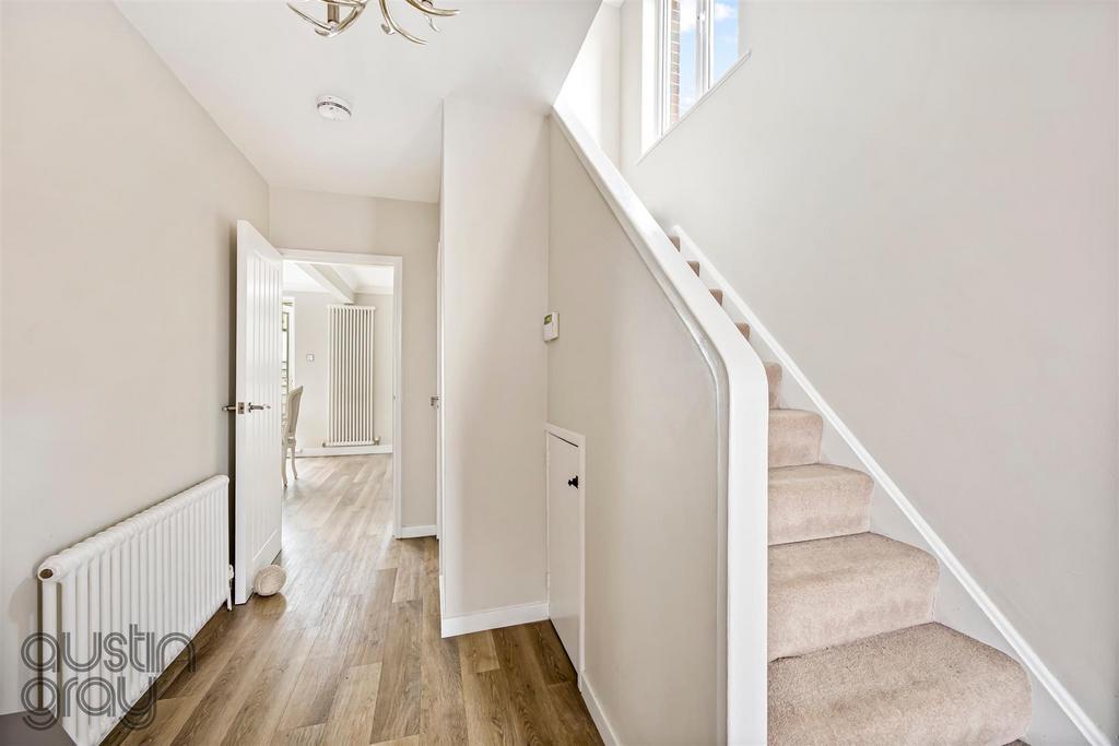 Sandringham Close, 13-011.JPG