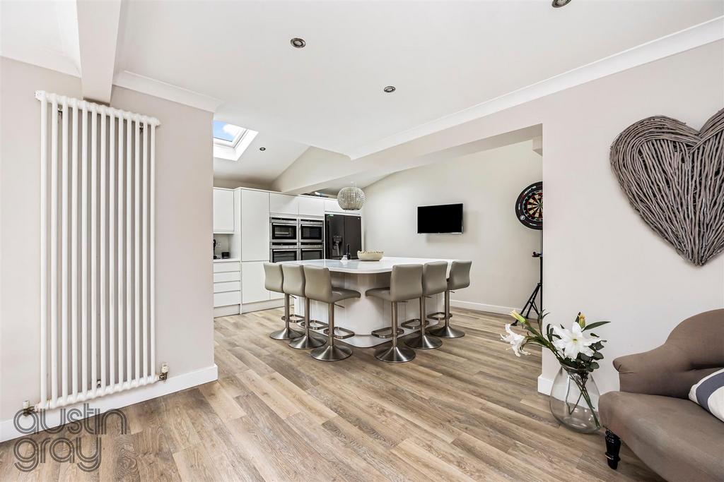 Sandringham Close, 13-012.JPG