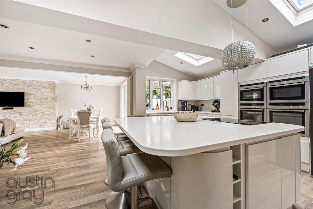 Sandringham Close, 13-013.JPG