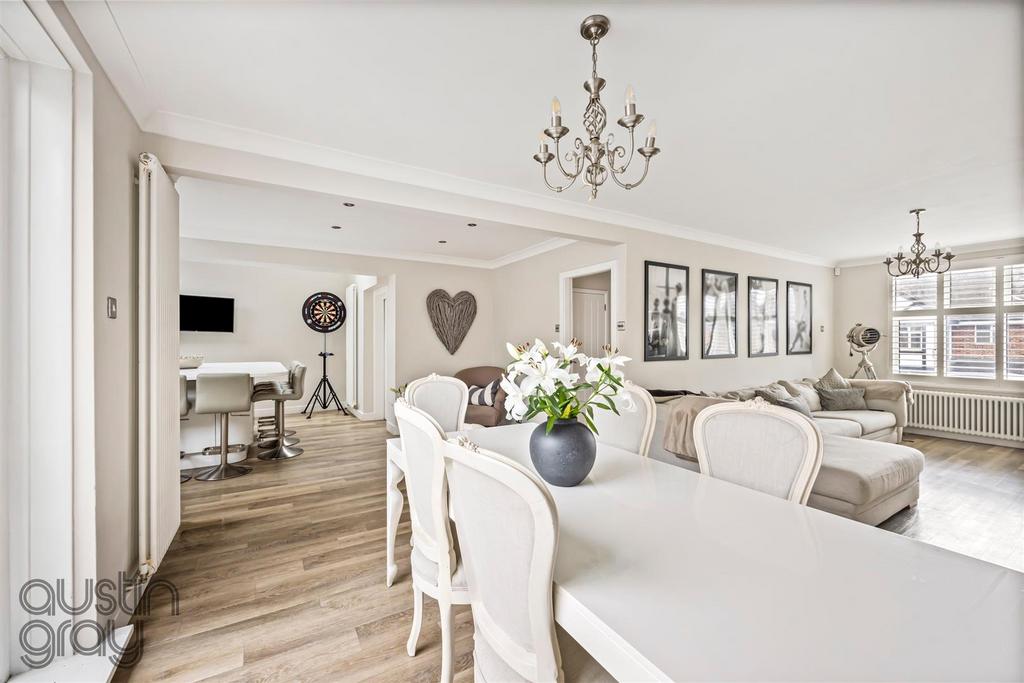 Sandringham Close, 13-015.JPG