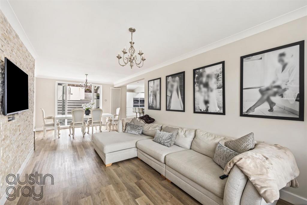 Sandringham Close, 13-016.JPG