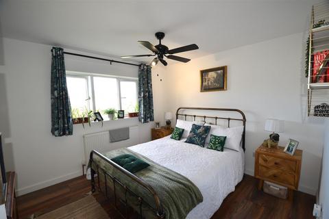 12 Brompton Crescent, Aylesbury, HP19 9JX