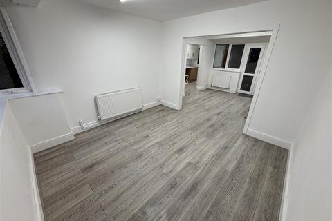 3 bedroom semi-detached house to rent, Griffin Street, Salford