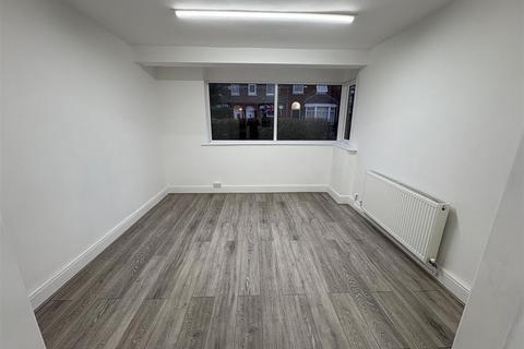 3 bedroom semi-detached house to rent, Griffin Street, Salford
