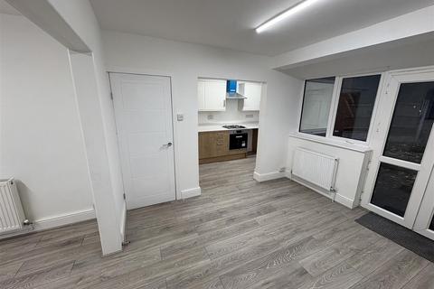 3 bedroom semi-detached house to rent, Griffin Street, Salford