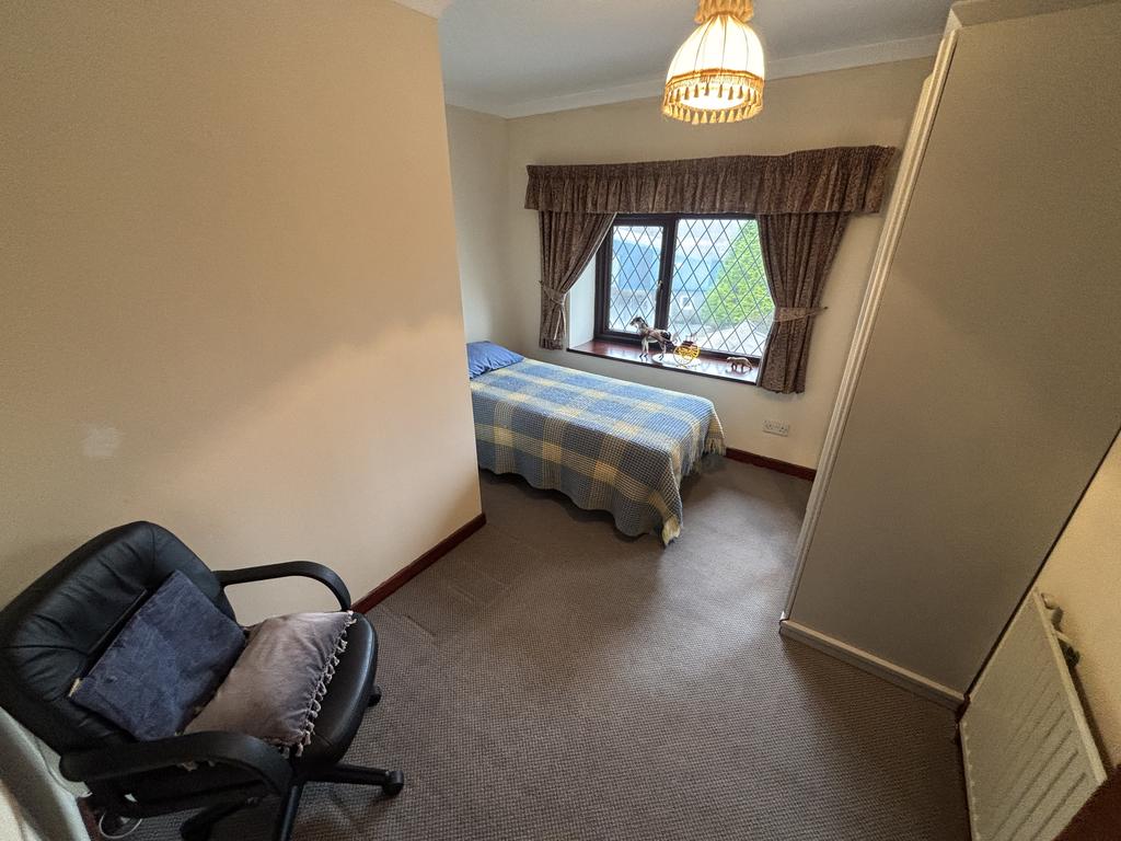 Front bedroom 5