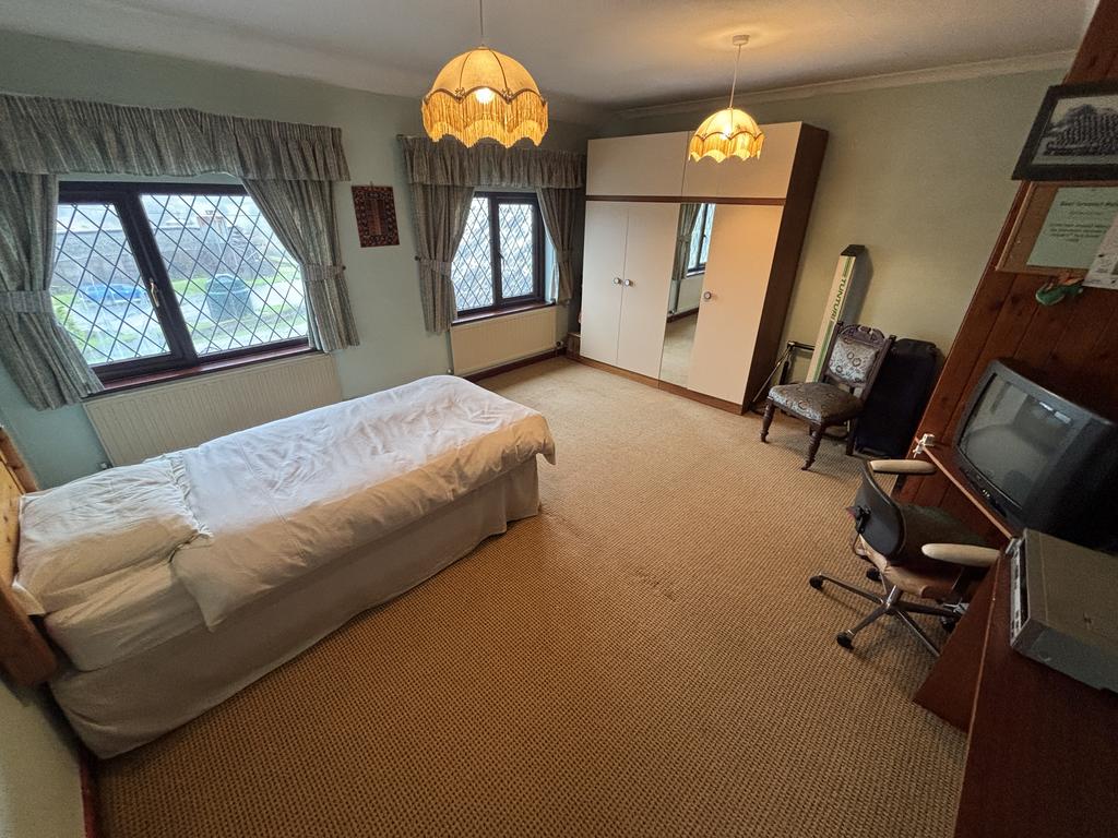 Front bedroom 2