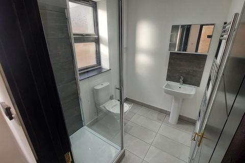 Studio to rent, Fairview Gardens, Essex IG8