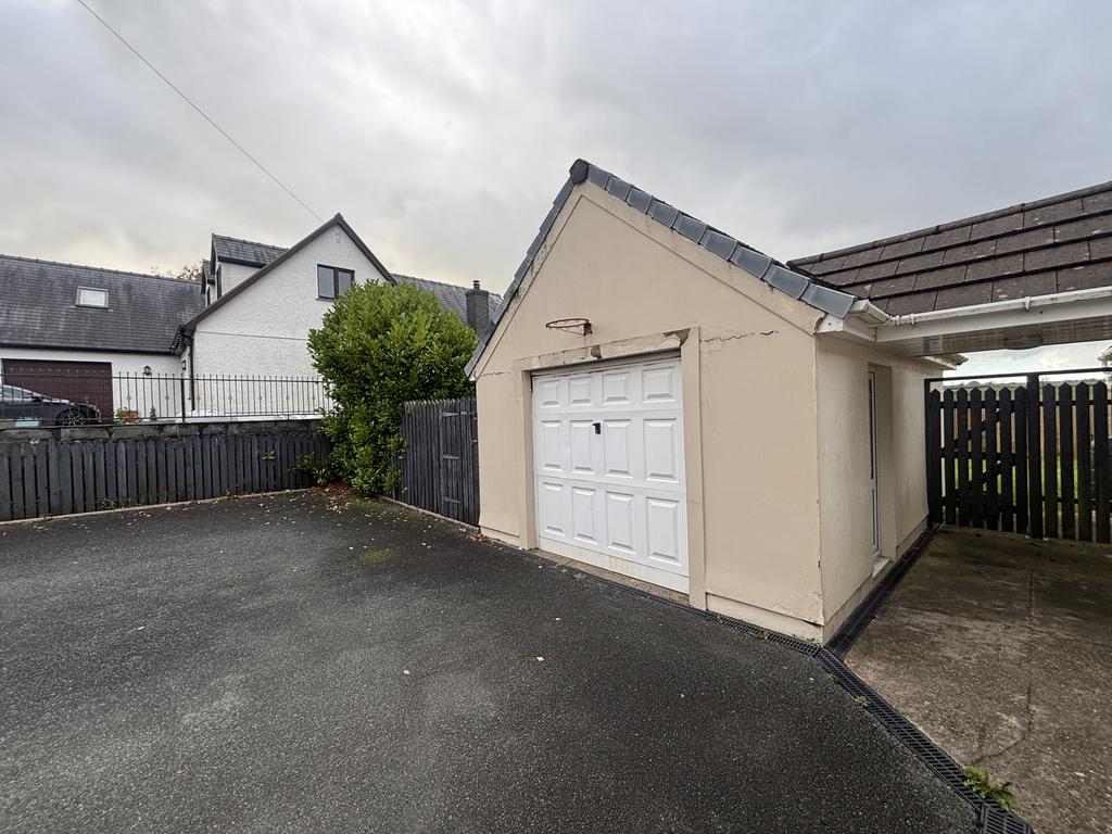 Detached garage