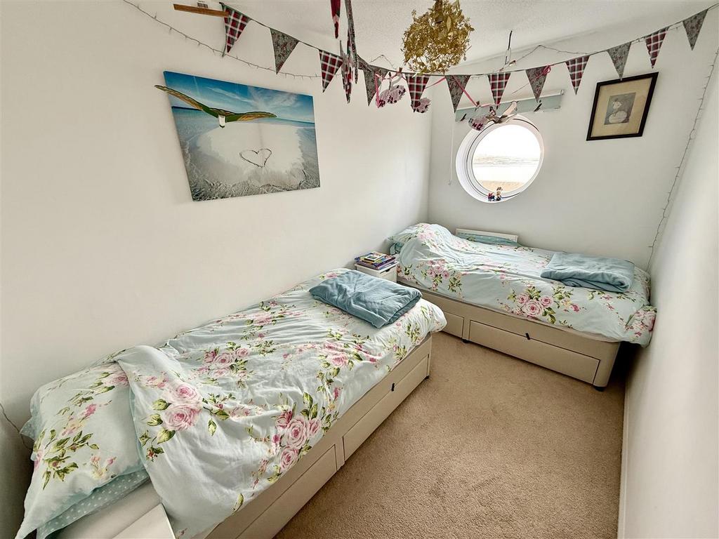 Bed 2.jpg