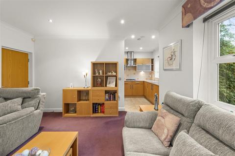 2 bedroom apartment for sale, Apartment With Patio & Garden Access, Roselands, Harboro Road, Sale