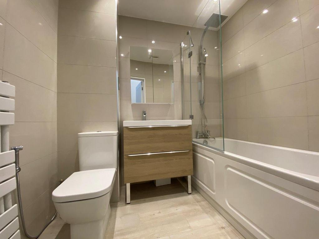 Family bathroom.jpg