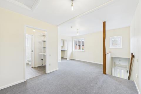 Studio to rent, Alders Green, Longlevens, Gloucester, GL2