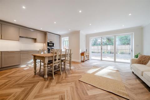 3 bedroom detached house for sale, Aldershot Road, Fleet GU52