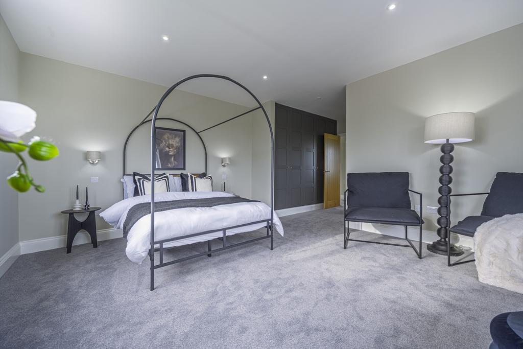 Main Bedroom - Ewe Move Swindon South