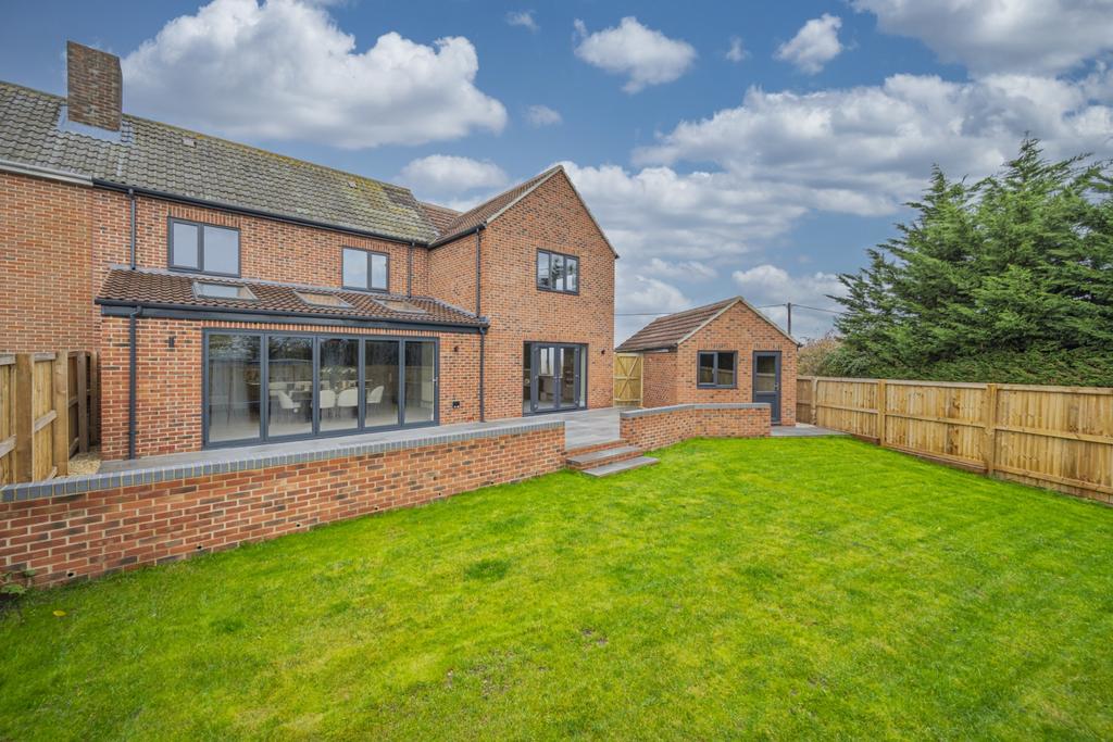 Rear of the Property - Ewe Move Swindon South