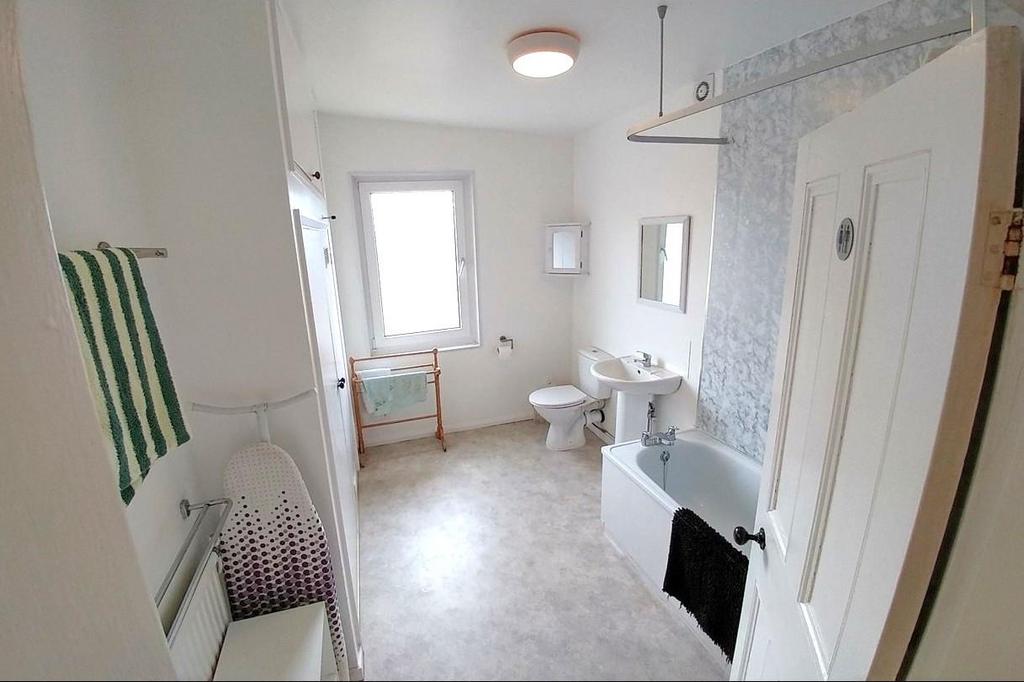 Bathroom (a).jpg