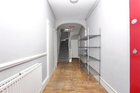 3 bedroom flat to rent, Chalk Farm Road, London NW1