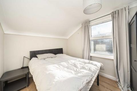 2 bedroom flat to rent, Aliwal Road, London SW11