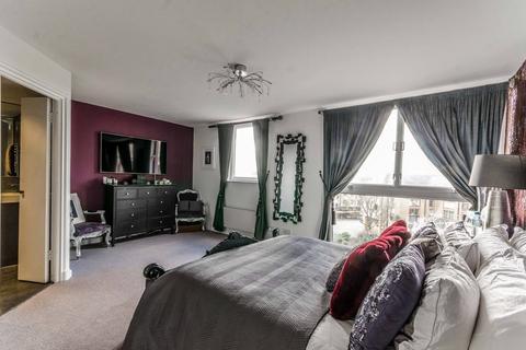 2 bedroom flat for sale, Leeward Court, St Katharine Docks, London, E1W