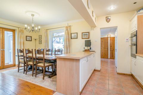 undefined, Clos Croeso, Usk