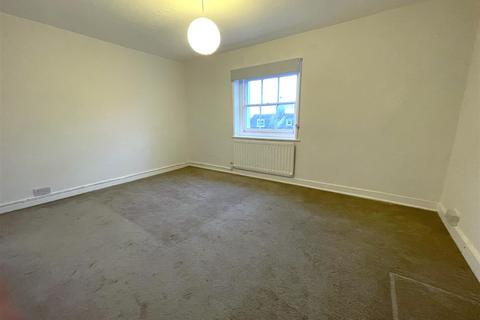 3 bedroom apartment to rent, South Terrace, Littlehampton BN17
