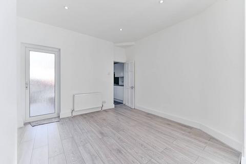 3 bedroom terraced house to rent, Cranbrook Road, Thornton Heath, CR7