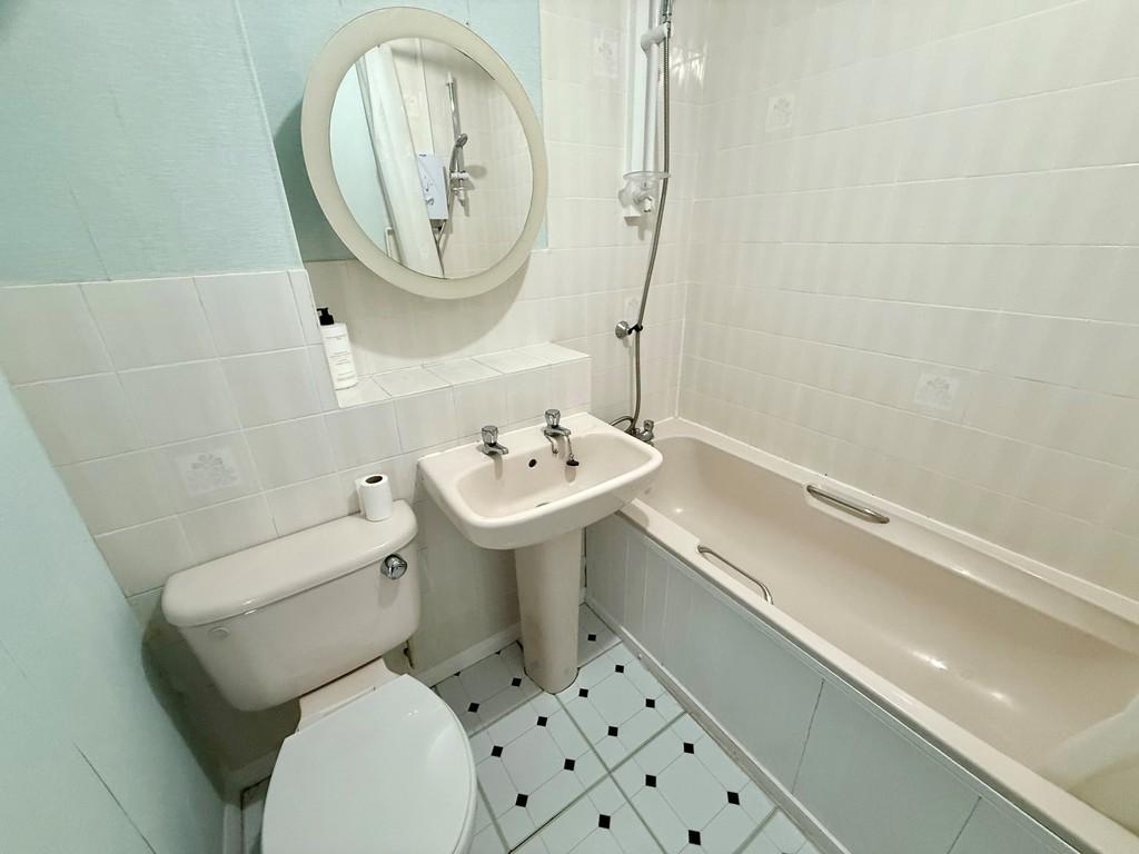 18 Dorking Bathroom 1