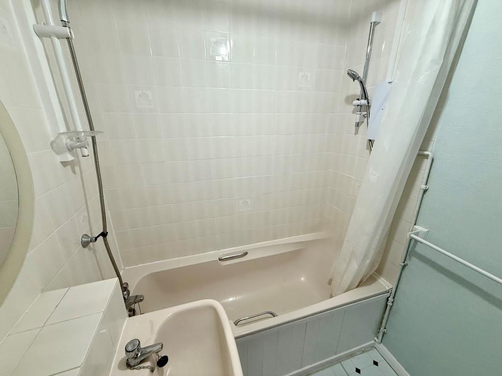 18 Dorking Bathroom 2