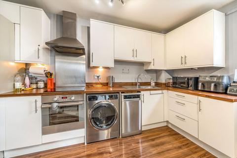 2 bedroom flat to rent, Martineau Square, London E1