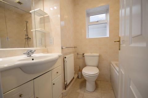 2 bedroom flat to rent, Wroxham Road, Poole BH12
