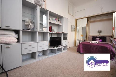 Studio to rent, London W2