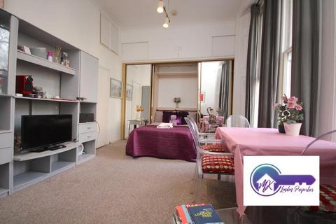 Studio to rent, London W2